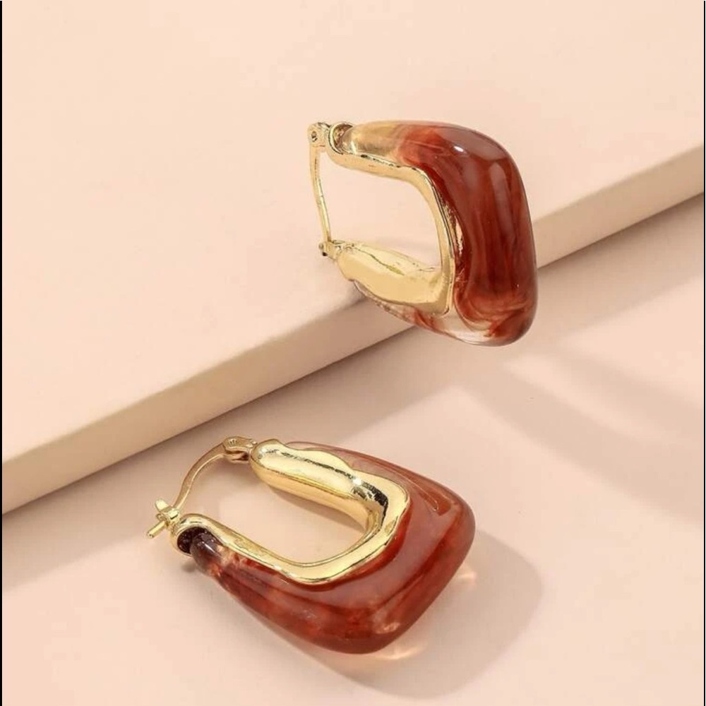 U-Shaped Hoop Earrings (brown)